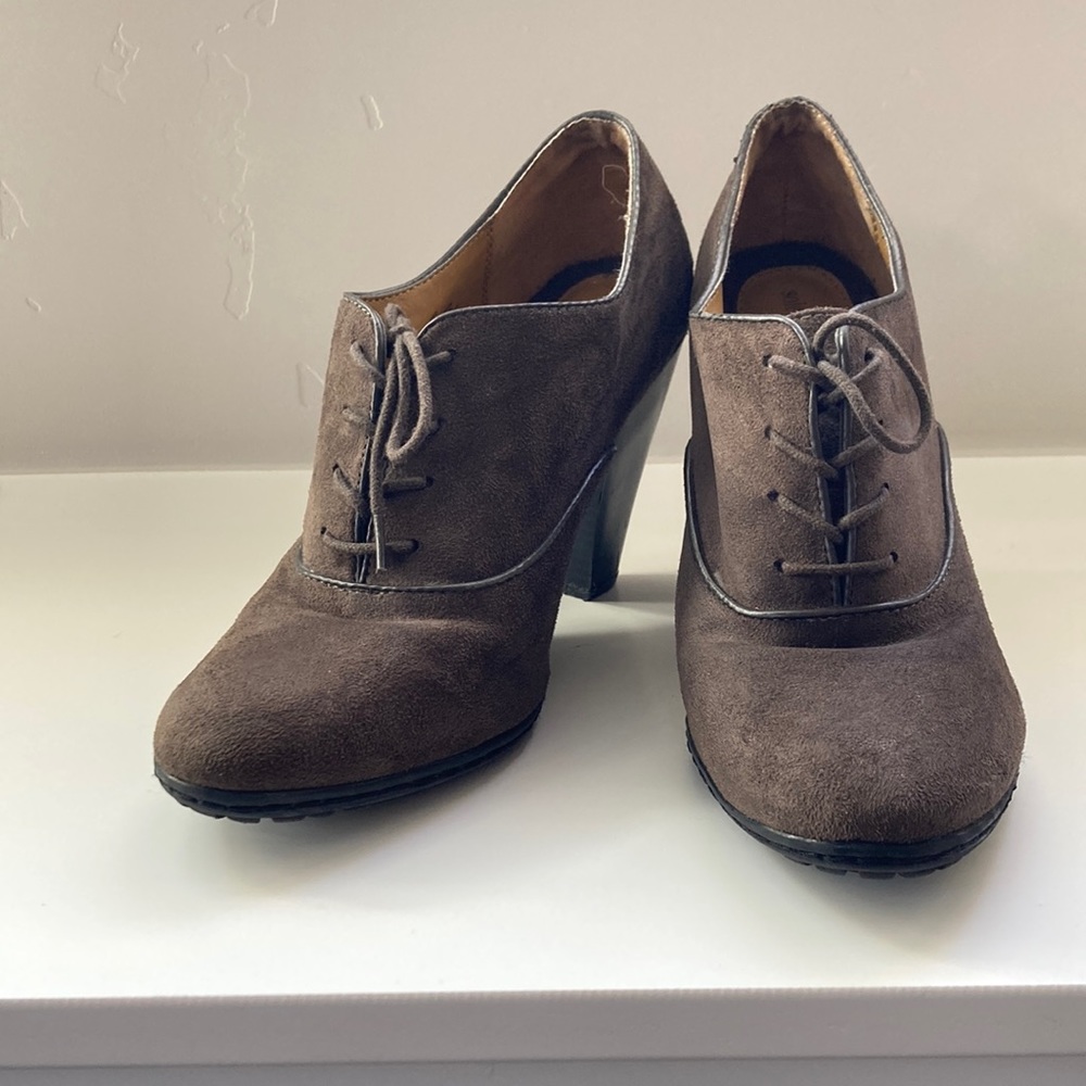 Heeled lace up shoes